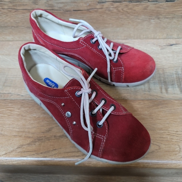 Red Sneak - Picture 3 of 7